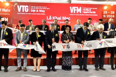 Delegates mark the opening of the series of exhibitions in the textile and apparel sector in Ho Chi Minh City on September 25. (Photo: VNA)