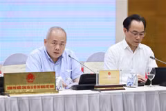Deputy Minister of Planning and Investment Do Thanh Trung (left) speaks at the Government’s regular press conference on May 4. (Photo: VNA)
