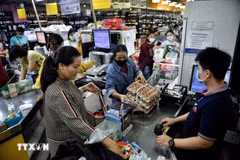 Consumers shop at a supermarket in Bangkok, Thailand. (Illustrative photo: AFP/VNA)