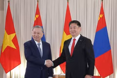 Party General Secretary and State President To Lam (left) meets with Mongolian President Ukhnaagiin Khurelsukh in Ulaanbaatar on September 30. (Photo: VNA)