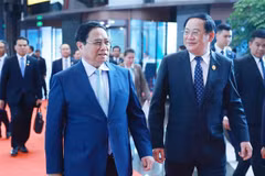 Vietnamese Prime Minister Pham Minh Chinh (left) and his Lao counterpart Sonexay Siphandone in Kunming city, China, on November 6. (Photo: VNA)