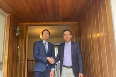 Vietnamese Ambassador to Australia Pham Hung Tam (right) receives President of the Vietnam Australia Innovation Network (NIC AU) Tran Phi Vu on October 31. (Photo: VNA)