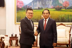 Bounthong Chitmany (right), Permanent member of the Secretariat of the LPRP Central Committee and Vice President of Laos, receives Le Quoc Minh, Editor-in-chief of the Nhan dan newspaper, Vice Chairman of the CPV Central Committee’s Commission for Information and Education and Chairman of the Vietnam Journalists’ Association, in Vientiane on June 7. (Photo: VNA)