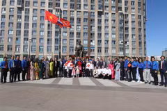 Representatives of the Vietnamese community in Russia and officials of St. Petersburg pose for a group photo in front of the monument to President Ho Chi Minh in the city on May 19. (Photo: VNA)