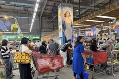 Indonesian people shop at the Grand Lucky supermarket. (Photo: VNA)