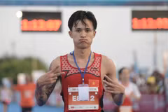 Nguyen Trung Cuong takes the gold in the men's 5,000m event at the Taiwan Athletics Open on June 2 in Chinese Taipei. (Photo: 24h.com.vn)