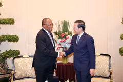 Phan Van Mai (right), Vice Secretary of the Party Committee of HCM City and Chairman of the municipal People’s Committee, welcomes Manuel Domingos Augusto, Politburo member and Secretary of the MPLA Central Committee, on August 22. (Photo: VNA)