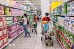 Consumers shop at a supermarket in Bangkok, Thailand. (Photo: AFP/VNA)