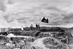 The "Determined to fight, determined to win" flag of the Vietnam People's Army flies on the top of French General De Castries' bunker in the afternoon of May 7, 1954, marking the complete victory of the Dien Bien Phu Campaign. (File photo: VNA)