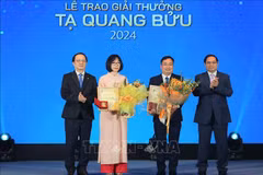 PM Pham Minh Chinh (first, right) and Minister of Science and Technology Huynh Thanh Dat (first, left) present the Ta Quang Buu Awards 2024 to Dr. Nguyen Thi Kim Thanh (second, left) and Assoc. Prof. Dr. Tran Manh Tri on May 15. (Photo: VNA)