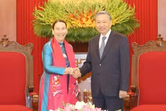 Party General Secretary and State President To Lam (right) welcomes President of the Australian Senate Sue Lines in Hanoi on August 27. (Photo: VNA)