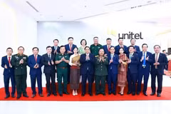 Prime Minister Pham Minh Chinh (front, centre) and executives and staff members of Star Telecom (Unitel) pose for a group photo on October 8. (Photo: VNA)