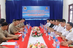 The naval forces of Vietnam and the Philippines meet to share information at the friendship exchange on Song Tu Tay Island on July 10. (Photo: qdnd.vn)
