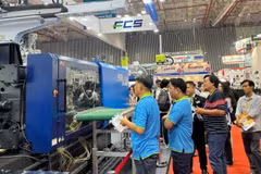 Vietnamese businesses learn about new technologies in the rubber and plastics industry at the VietnamPlas 2024 exhibition. (Photo: baotintuc.vn)