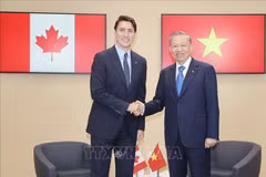 Party General Secretary and State President To Lam (right) meets with Canadian Prime Minister Justin Trudeau in Paris on October 5. (Photo: VNA)