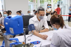 Health checks conducted before COVID-19 vaccine administration. (Photo: VietnamPlus)