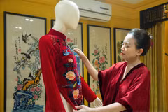 Designer incorporates Hang Trong paintings into “Ao dai” collection