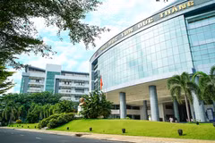 First four-star university in Vietnam receives certificate
