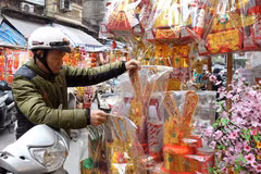 Hanoi people busy staging farewell ceremony for Kitchen Gods