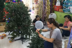 Sellers get creative for lucrative Xmas season