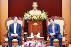 Phan Dinh Trac, Politburo member, Secretary of the Party Central Committee (PCC) and Chairman of the PCC's Commission for Internal Affairs (R) meets with Vice Chairman and Secretary-General of the Republic of Korea (RoK)’s Anti-Corruption and Civil Rights Commission (ACRC) Jeong Seung-yoon in Hanoi on May 23. (Photo: VNA)