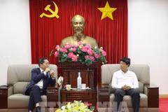 Chairman of the Binh Duong provincial People's Committee Vo Van Minh (R) and CT Group Chairman Tran Kim Chung (Photo: VNA)