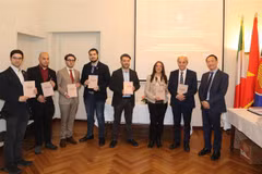 At the ceremony releasing the book. (Photo: VNA)
