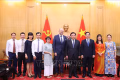 HCMA Director Nguyen Xuan Thang (fourth from right) and Swiss Ambassador to Vietnam Thomas Gass (fifth from right) (Photo: VNA)