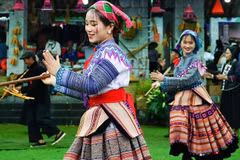 Mong ethnic people perform a traditional folk dance at the Vietnamese Ethnic Culture and Tourism Village. (Photo: VNA)