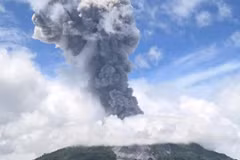 Mount Ibu, located on the island of Halmahera in North Maluku province, erupts at 11.11am (local time) on May 8. (Photo: AFP)