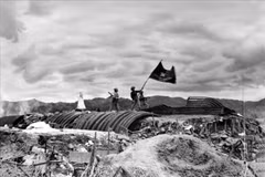The flag "Determined to fight, Deterrmined to win" is flown atop the bunker of General De Castries (Photo: VNA)