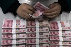 Seven Chinese jailed for illegal cash transfers