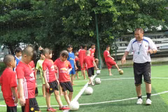 Free football training for poor kids in HCM City 