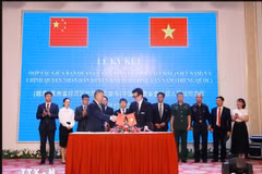 Lai Chau Economic Zone Management Board and the administration of Jinping district, China's Yunnan province sign a MOU in the northern province of Lai Chau, July 30. (Photo: 