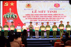 Outstanding local collectives and individuals are awarded certificates of merit by the Ministry of Public Security and the chairperson of the Nghe An provincial People's Committee at the event. (Photo: VNA)