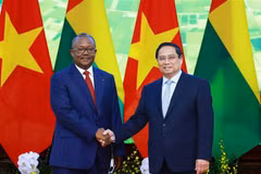 Prime Minister Pham Minh Chinh (R) and Guinea-Bissau President Umaro Sissoco Embaló (Photo: VNA)