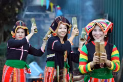 Elegance of traditional Cong costumes