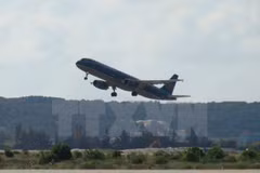 Laser lights flashed at planes threaten flight safety