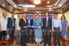 Laos shares difficulties with Vietnamese people