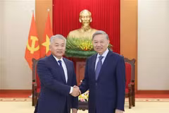Party General Secretary To Lam (right) and Mongolian Minister for Food, Agriculture and Light Industry Jadamba Enkhbayar. (Photo: VNA)