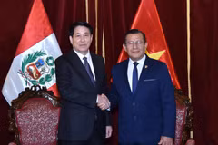 Vietnam’s State President Luong Cuong (left) and President of the Congress of Peru Eduardo Salhuana at their meeting in Lima on November 13 afternoon (local time). (Photo: VNA)