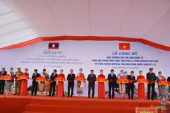 At the event to launch the Long Sap (Vietnam) – Pa Hang (Laos) international border gate pair. (Photo: VNA)