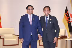 Vietnamese Prime Minister Pham Minh Chinh (left) and Sultan of Brunei Haji Hassanal Bolkiah at their meeting in Vientiane, Laos, on October 9. (Photo: VNA)