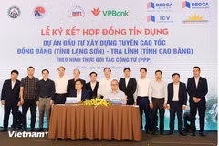 At the signing ceremony for the credit contract of the Dong Dang (Lang Son) - Tra Linh (Cao Bang) expressway project on October 4. (Photo: VietnamPlus)