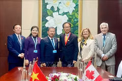 Chairman of the National Assembly's Foreign Affairs Committee Vu Hai Ha (3rd from left) and Vietnamese and Canadian officials in a group photo. (Source: VNA)