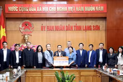 The Republic of Korea (RoK)’s Daejin International Volunteers Association (DIVA) has presented 1 billion VND (over 40,200 USD) in international emergency aid to 15 households in the northern province of Lang Son suffering damage from Typhoon Yagi. (Photo: VNA)