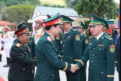 General Phan Van Giang, Deputy Secretary of the Central Military Commission and Minister of National Defence, and Lao Deputy Prime Minister and Minister of National Defence General Chansamone Chanyalath greets military officials at the second Vietnam-Laos border defence friendship exchange on October 22 (Photo: VNA)