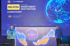 Malalysian Finance Minister II Datuk Seri Amir Hamzah Azizan (left) and Bank Negara Malaysia governor Datuk Shaik Abdul Rasheed Abdul Ghaffour at the launch of the InvestMalaysia portal at Bank Negara, Nov. 7, 2024 (Photo: theedgemalaysia.com)