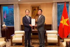 Governor of Fukushima Uchibori Masao (left) symbolically presents the donation to Vietnamese Ambassador Pham Quang Hieu on October 17. (Photo: VNA)