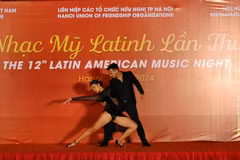 Latin dances excite audiences at the event (Photo: VNA)